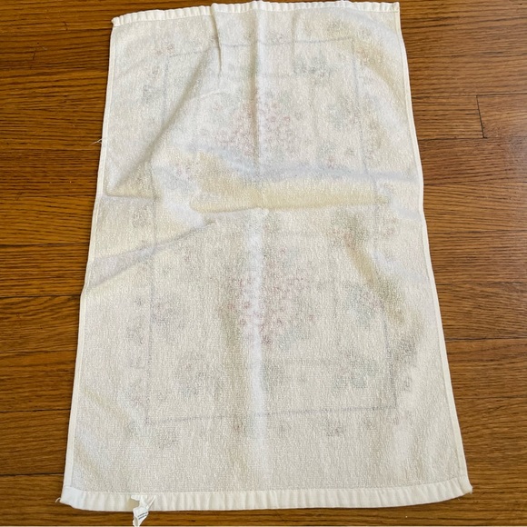 Floral and Leaf Patterned Hand Towels - Picture 7 of 9